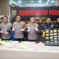 Kapolres Metro Jakarta Utara, Kombes Erick Frendiz menunjukkan barang bukti ekstasi