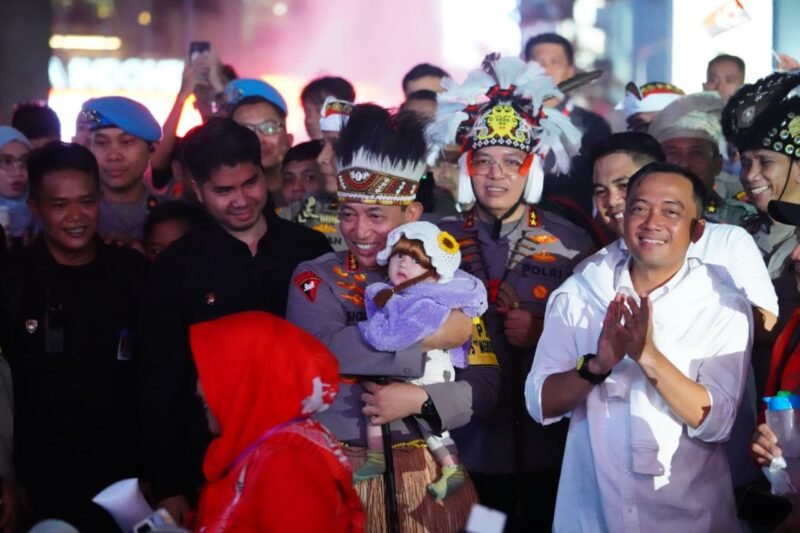 Kapolri Jenderal Listyo Sigit Prabowo menyapa warga saat meninjau perayaan HUT RI ke-80 di Bundaran HI, Jakarta, Minggu (17/8/2025). (Dok-Polri)