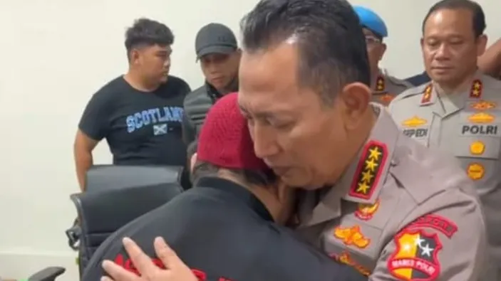 Kapolri Jenderal Listyo Sigit Prabowo memeluk ayah korban driver ojol di RSCM, Jakarta, Kamis (28/8/2025). (Dok-Polri)