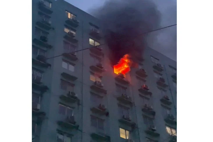 Kebakaran hebat di lantai 11 Apartemen City Park, Cengkareng Timur, Jakarta Barat. Petugas damkar dikerahkan untuk pemadaman dan evakuasi. (Dok-Istimewa)