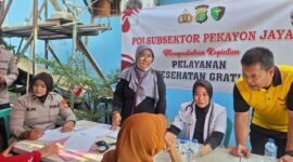 Polisi turun ke kampung, layani warga cek kesehatan dan bagi sembako. (Foto-san)
