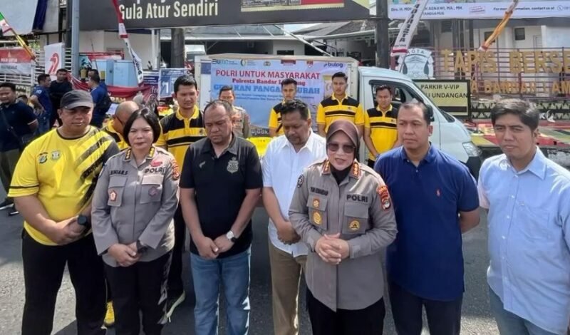 Polda Lampung bersama Perum Bulog Kanwil Lampung menjual beras SPHP 2,2 ton kepada warga di Tugu Adipura, Bandar Lampung, Minggu (10/8/2025). (Dok-Polri)