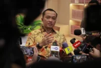 Mensesneg Prasetyo Hadi memberi keterangan pers soal aturan penggunaan sirine pejabat di Kompleks Istana Kepresidenan, Jakarta. (Instagram/kemensetneg.ri)