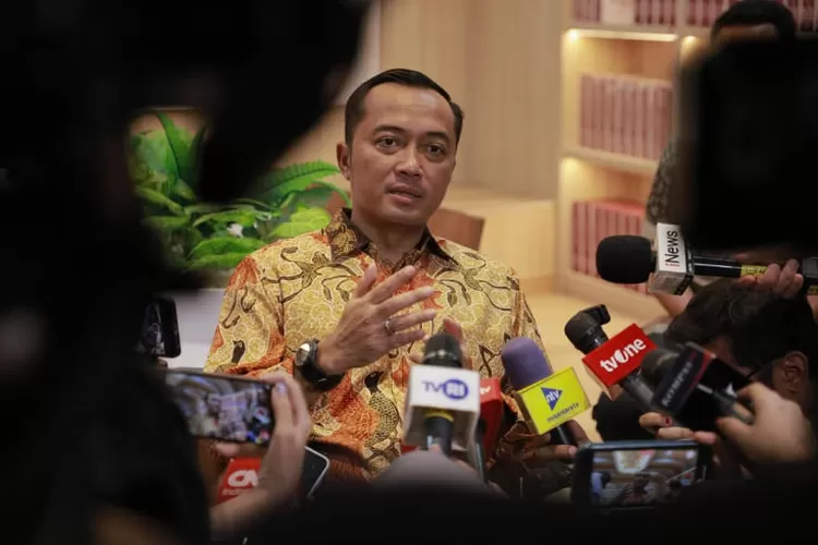 Mensesneg Prasetyo Hadi memberi keterangan pers soal aturan penggunaan sirine pejabat di Kompleks Istana Kepresidenan, Jakarta. (Instagram/kemensetneg.ri)
