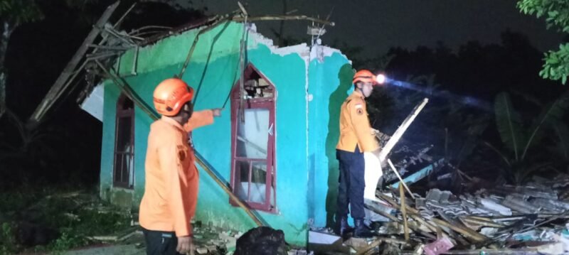 Musala Nurul Islam di Kampung Walahar, Bojongmangu, Bekasi roboh setelah diguncang gempa 4,7 magnitudo pada Rabu (20/8/2025) malam. (Foto-San)