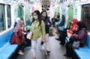 Penumpang memadati TransJakarta MRT dan LRT Jakarta saat tarif spesial Rp1 pada peringatan Hari Kartini 2026. (Posnews/Kominfo)