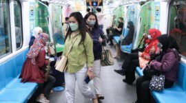 Penumpang memadati TransJakarta MRT dan LRT Jakarta saat tarif spesial Rp1 pada peringatan Hari Kartini 2026. (Posnews/Kominfo)