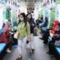 Penumpang memadati TransJakarta MRT dan LRT Jakarta saat tarif spesial Rp1 pada peringatan Hari Kartini 2026. (Posnews/Kominfo)