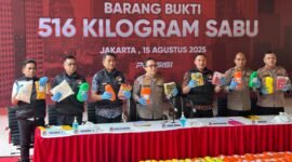Petugas Polda Metro Jaya menunjukkan barang bukti sabu seberat 516 kilogram dari sindikat narkoba internasional di Jakarta. (Foto-PMJ)
