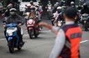 PDishub DKI Jakarta mengalihkan arus lalu lintas di Monas Jakarta untuk HUT ke-80 TNI. Dok: Kominfo DKI JKT
