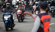 PDishub DKI Jakarta mengalihkan arus lalu lintas di Monas Jakarta untuk HUT ke-80 TNI. Dok: Kominfo DKI JKT
