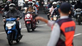 Petugas Dinas Perhubungan DKI Jakarta memasang rambu penutupan jalan di kawasan Sudirman-Thamrin jelang Jakarta Running Festival 2025, Jumat (24/10/2025). Dok: Kominfo DKI JKT
