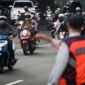 Petugas Dinas Perhubungan DKI Jakarta memasang rambu penutupan jalan di kawasan Sudirman-Thamrin jelang Jakarta Running Festival 2025, Jumat (24/10/2025). Dok: Kominfo DKI JKT
