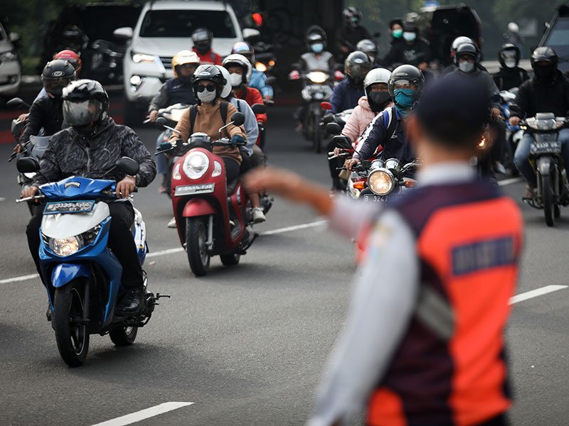 PDishub DKI Jakarta mengalihkan arus lalu lintas di Monas Jakarta untuk HUT ke-80 TNI. Dok: Kominfo DKI JKT
