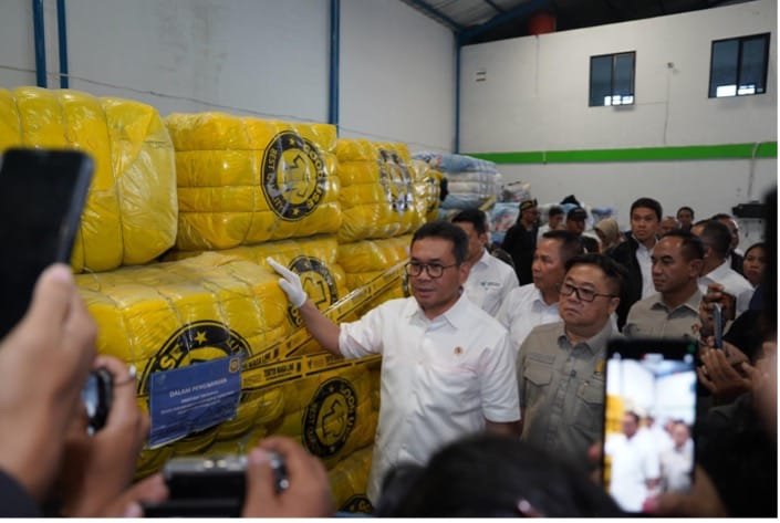 Ekspose balpres ilegal di Bojongsoang, Kabupaten Bandung. 19.391 bal pakaian bekas diamankan senilai Rp112,35 miliar. (Dok-Kemendag)