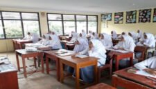 Ilustrasi siswa sekolah swasta di Jakarta menerima program pendidikan gratis dari Pemprov DKI. (Posnews/Ist)