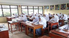 Ilustrasi siswa sekolah swasta di Jakarta menerima program pendidikan gratis dari Pemprov DKI. (Posnews/Ist)