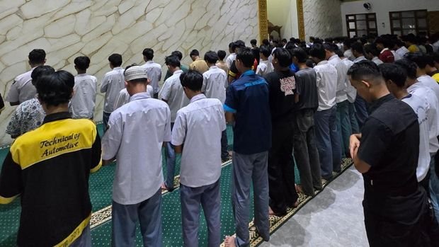 Kapolres Bogor AKBP Wikha Ardilestanto membina pelajar yang diamankan dari aksi demo DPR, sebelum dikembalikan ke orang tua masing-masing. (Dok- Polres Bogor)