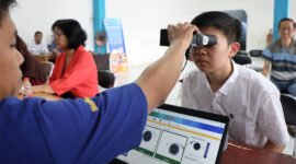 Petugas Dukcapil Jakarta Selatan memberikan layanan perekaman KTP dan aktivasi IKD kepada pelajar SMAN 47 Jakarta dalam program jemput bola Adminduk, Selasa (6/8/2025).-(Foto Istimewa)