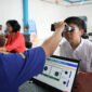Petugas Dukcapil Jakarta Selatan memberikan layanan perekaman KTP dan aktivasi IKD kepada pelajar SMAN 47 Jakarta dalam program jemput bola Adminduk, Selasa (6/8/2025).-(Foto Istimewa)