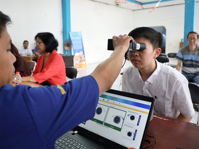 Petugas Dukcapil Jakarta Selatan memberikan layanan perekaman KTP dan aktivasi IKD kepada pelajar SMAN 47 Jakarta dalam program jemput bola Adminduk, Selasa (6/8/2025).-(Foto Istimewa)