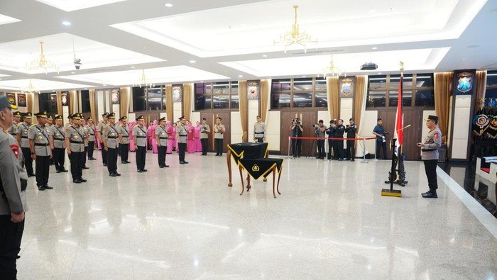 Kapolri Jenderal Listyo Sigit Prabowo melantik Irjen Asep Edi Suheri sebagai Kapolda Metro Jaya di Gedung Rupatama, Jakarta Selatan, Selasa (19/8/2025). (Dok-Polri)
