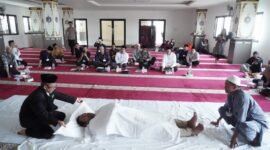 Peserta pelatihan pemulasaran jenazah mengikuti materi secara langsung di Masjid Jami Al Istiqomah, Jakarta Barat, Rabu (13/8/2025). (Foto: Humas PolJakbar)

