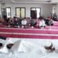 Peserta pelatihan pemulasaran jenazah mengikuti materi secara langsung di Masjid Jami Al Istiqomah, Jakarta Barat, Rabu (13/8/2025). (Foto: Humas PolJakbar)
