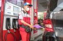 Petugas SPBU melakukan aktifitas pengisian BBM. (Posnews/Net)