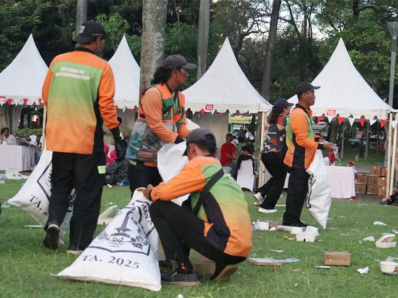 Petugas DLH DKI Jakarta mengangkut sampah pasca-perayaan HUT ke-80 Kemerdekaan RI di kawasan Monas. (Dok-Humas DKI Jakarta)
