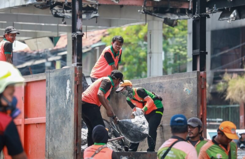 Petugas DLH DKI Jakarta mengangkut sampah sisa unjuk rasa menggunakan truk di kawasan Monas, Minggu (31/8/2025). (Dok-Kominfo DKI JKT)