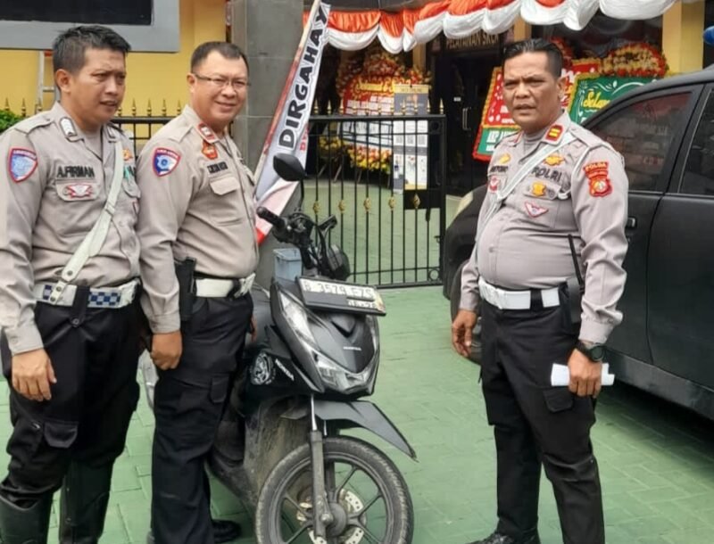 Petugas Polres Metro Jakarta Barat menunjukkan barang bukti curanmor hasil tangkapan EP di Cengkareng, Jakarta Barat. (Dok-Humas Polres Jakbar)