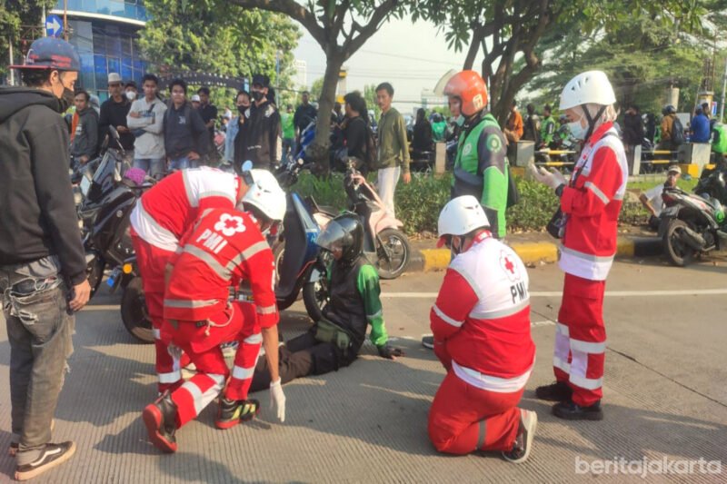 Petugas medis Dinas Kesehatan DKI Jakarta menyiagakan ambulans dan tenaga medis selama 24 jam untuk menangani korban terdampak unjuk rasa di Ibu Kota.(Dok-Kominfo DKI JKT)