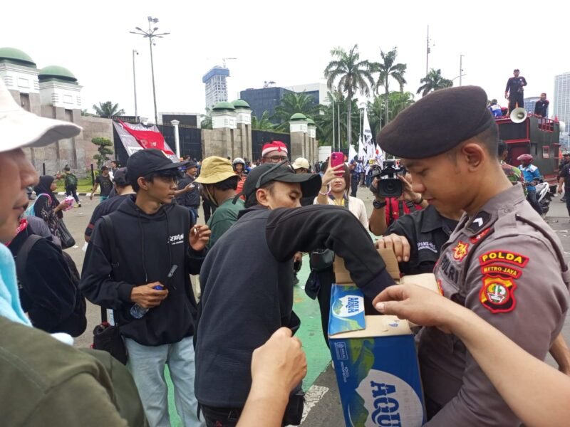 Personel Samapta Polda Metro Jaya membagikan air mineral dan roti kepada peserta aksi buruh di depan Gedung DPR/MPR RI, Jakarta, Kamis (28/8/2025). Aksi simpatik ini menjadi wujud pelayanan humanis Polri kepada masyarakat. Dok-Polri