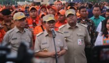 Gubernur Jakarta Pramono Anung memimpin kerja bakti massal Jaga Jakarta Bersih bersama ASN dan warga untuk mencegah banjir, Minggu (8/2/2026).(Posnews/Kominfo)