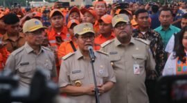 Gubernur Jakarta Pramono Anung memimpin kerja bakti massal Jaga Jakarta Bersih bersama ASN dan warga untuk mencegah banjir, Minggu (8/2/2026).(Posnews/Kominfo)