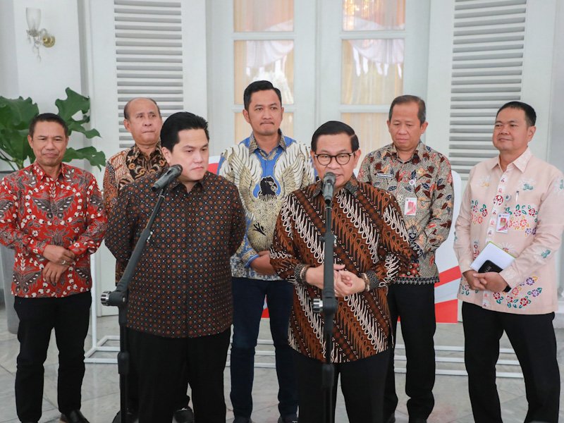 Gubernur DKI Jakarta Pramono Anung dan Ketua Umum PSSI Erick Thohir di Balai Kota, membahas dukungan untuk Liga 4 dan Liga 3. (Dok-Humas DKI JKT)