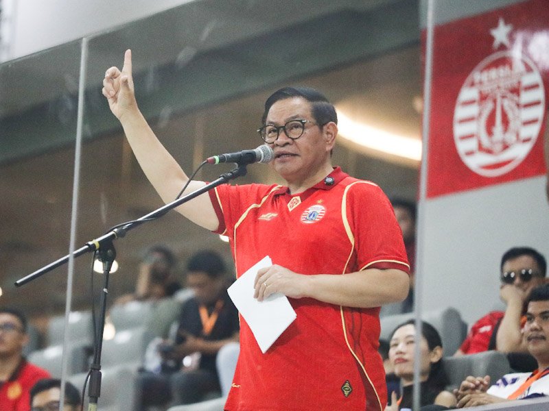 Gubernur DKI Jakarta Pramono Anung bersama Wakil Gubernur Rano Karno memperkenalkan jersey baru Persija musim 2025–2026 di Stadion JIS, Jakarta Utara. (Dok-Humas DKI Jakarta)