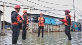 Petugas BPBD DKI Jakarta memantau ketinggian pasang air laut di pesisir Jakarta Utara saat potensi banjir rob meningkat. (Posnews/Ist)