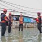Petugas BPBD DKI Jakarta memantau ketinggian pasang air laut di pesisir Jakarta Utara saat potensi banjir rob meningkat. (Posnews/Ist)
