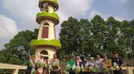 Aiptu Suyatno bareng warga dan pengurus Poktan Nurul Jannah metik pokcoy segar dari kebun hidroponik di rooftop Masjid Nurul Jannah, Palmerah, Jakarta Barat, Kammis (7/8/2025). (Dok/Istimewa)
