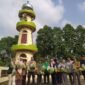Aiptu Suyatno bareng warga dan pengurus Poktan Nurul Jannah metik pokcoy segar dari kebun hidroponik di rooftop Masjid Nurul Jannah, Palmerah, Jakarta Barat, Kammis (7/8/2025). (Dok/Istimewa)
