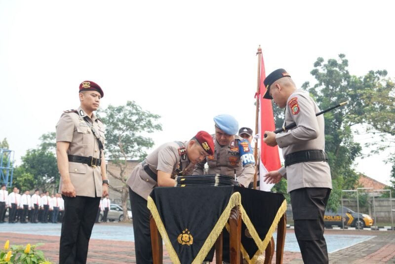 Kapolres Metro Bekasi KBP Mustofa memimpin upacara Sertijab dan pengukuhan pejabat di Lapangan Apel Polres Metro Bekasi, Selasa (12/8/2025). (Humas-Polri)
