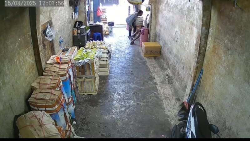 Pelaku pemalakan buah di Pasar Stasiun Angke berhasil diamankan Polsek Tambora. (Dok-Polres Jakbar)