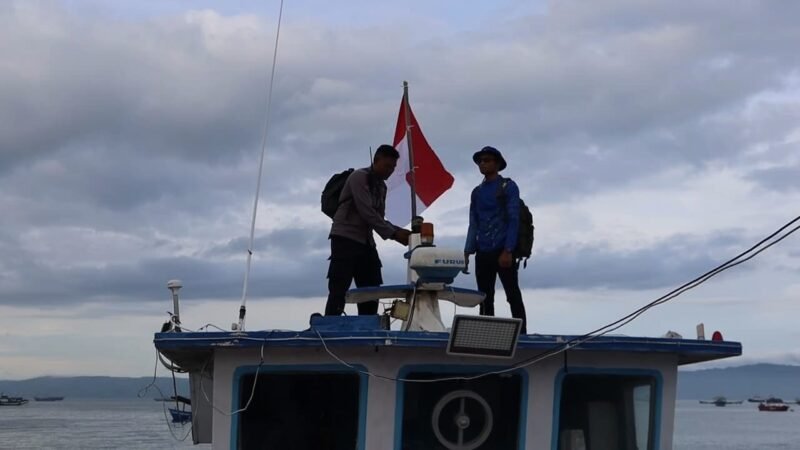 Kapolres Tanggamus tempuh empat jam perjalanan laut untuk kibarkan Merah Putih di Pulau Tabuan, gelar Ngobarmas, dan bakti sosial HUT RI ke-80, Selasa (12/8/2025). (Dok-Humas Polres Tanggamus)