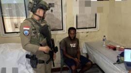 Aparat gabungan mengamankan Nowaiten Telenggen alias German Ubruangge, anggota KKB jaringan Egianus Kogoya, di salah satu puskesmas wilayah Nduga, Papua, Kamis (7/8/2025). Pelaku terlibat dalam sejumlah aksi kekerasan bersenjata di Kenyam dan sekitarnya. (Dok-Istimewa)