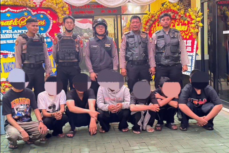 Polisi mengamankan tujuh pemuda bersenjata tajam beserta barang bukti celurit dan motor di Cengkareng, Jakarta Barat. (Dok-Humas Polres Jakbar)