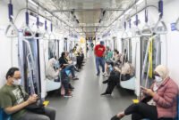 Suasana penumpang Transjakarta menikmati tarif spesial Rp80 di Hari Ulang Tahun TNI. Dok-Istimewa