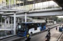 Ilustrasi, petugas TransJakarta mengamankan pria yang diduga melakukan aksi pencopetan terhadap penumpang di Halte CSW, Jakarta Selatan. (Posnews/Ist)
