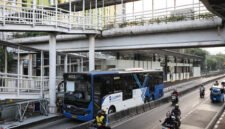 Ilustrasi, petugas TransJakarta mengamankan pria yang diduga melakukan aksi pencopetan terhadap penumpang di Halte CSW, Jakarta Selatan. (Posnews/Ist)